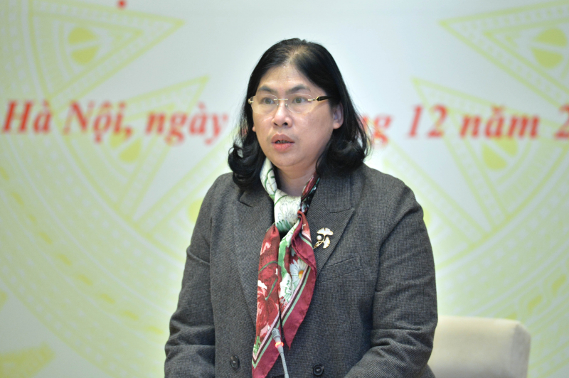 Phó Bí thư Thường trực Đảng ủy cơ quan Văn phòng Quốc hội Trịnh Giáng Hương trình bày báo cáo